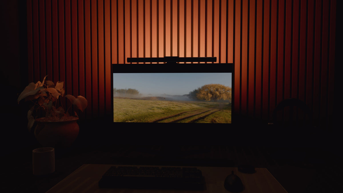 Film à l'écran, seul le halo chaud éclaire le mur derrière
