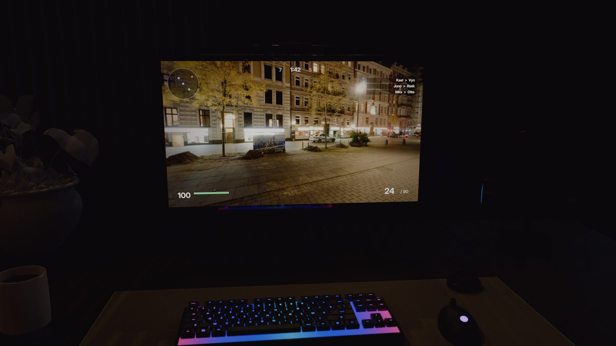 Bureau de nuit éclairé seulement par l'écran, clavier dans l'ombre (rendu 3D)
