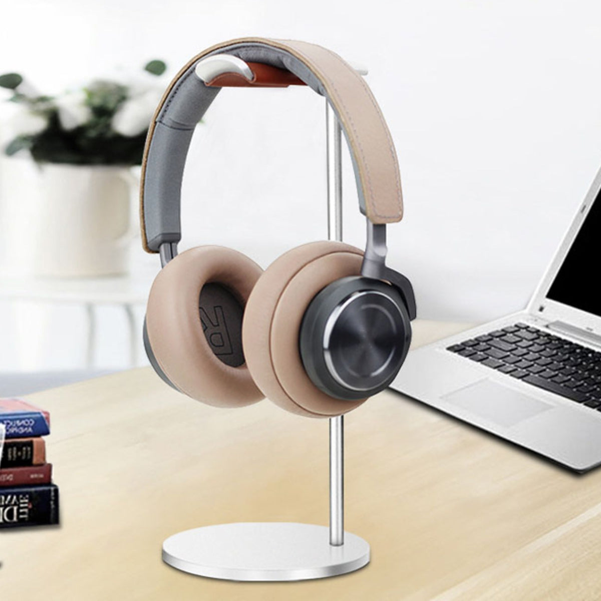 HALVO Arc argent sur un bureau, à côté d'un ordinateur portable