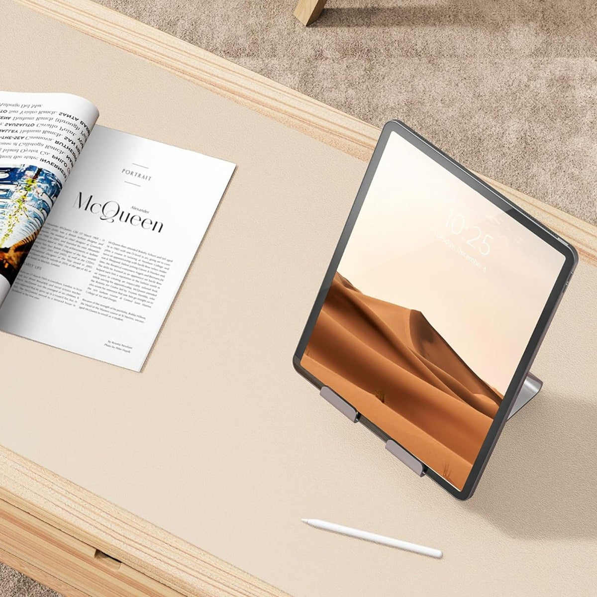Tapis HALVO Field sur un bureau en bois, avec une tablette et un magazine