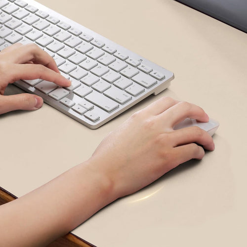 Mains sur un clavier et une souris posés sur le tapis HALVO Field