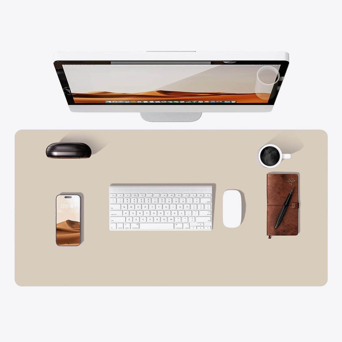 Tapis de bureau HALVO Field coloris coquille d'œuf vu de dessus, avec clavier, souris et accessoires